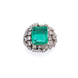 Lote 2140: Sortija con diamantes de talla suiza en chatones de garras  y esmeralda colombiana de aprox. 2.80 ct.