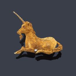 Lote 2145: Broche con diseño de unicornio realizado con gran profusión de detalles en oro amarillo de 18K.