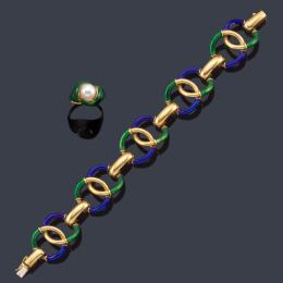 Lote 2146: Pulsera y anillo con esmalte verde y azul en montura de oro amarillo de 18K.