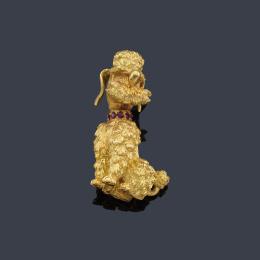 Lote 2149: Broche en forma de perro con rubíes a modo de collar en montura de oro amarillo texturizado de 18K.