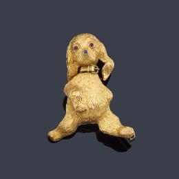 Lote 2150: Broche en forma de perrito con dos rubíes en montura texturizada de oro amarillo de 18K.