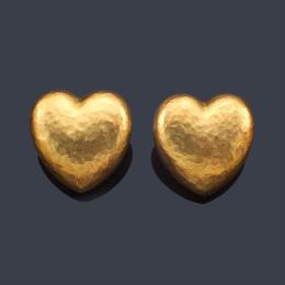 Lote 2153: Pendientes cortos con diseño de corazón en oro amarillo de 18K martelé.