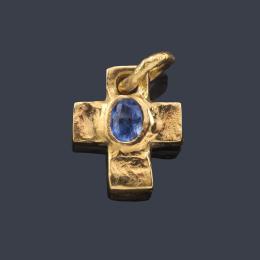 Lote 2157: Pequeña cruz en oro amarillo de 18 K con zafiro