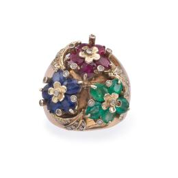 Lote 2176
Anillo con tres motivos florales con esmeraldas, rubíes, zafiros y brillantes en montura de oro amarillo de 18K.