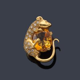 Lote 2179: LUIS GIL
Broche con ratoncito cuajado de brillantes con un cuarzo citrino talla oval, en montura de oro amarillo de 18K.