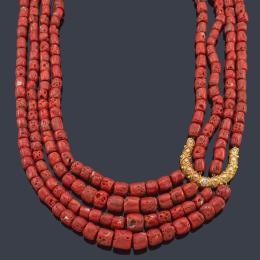 Lote 2186: YANES
Collar largo con cuatro hilos de coral rojo con motivo en forma de media luna salpicada de brillantes, en montura de oro amarillo de 18K.