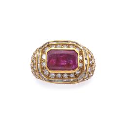 Lote 2195: LUIS GIL
Anillo con rubí talla rectangular de aprox. 2,40 ct sobre montura de pavé de brillantes y banda de diamantes talla baguette.