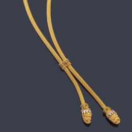 Lote 2204: ZOLOTAS
Collar y cinturón con doble remate de cabezas de león enriquecidos con brillantes, zafiros y esmeraldas.