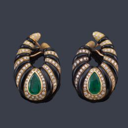 Lote 2225: Pendientes tipo criolla con pareja de esmeraldas talla perilla de aprox. 6,00 ct en total con ónix y brillantes.