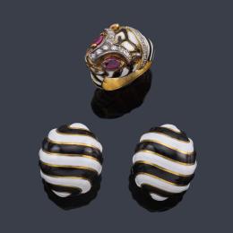 Lote 2231: Pendientes cortos y anillo en forma de tigre con esmalte negro y blanco, realizados en montura de oro amarillo de 18K.