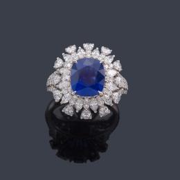 Lote 2249: Importante anillo con zafiro talla cojín 'Burma' con orla de diamantes talla perilla, brillante y marquís. Certificado SSEF y GRS