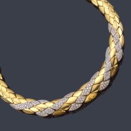 Lote 2258: Collar con diseño de escamas de serpiente articulado con motivos centrales en pavé de brillantes de aprox. 8,00 ct en total.