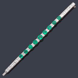 Lote 2272: Importante pulsera con nueve esmeraldas de aprox. 17,41 ct y diamantes talla baguette de aprox. 9,70 ct en total. Certificado Gübelin de las esmeraldas.