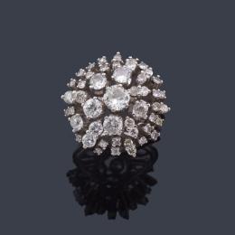 Lote 2280: Anillo rosetón con diamantes talla brillante y 8/8 de aprox. 3,20 ct en total en montura de oro blanco de 18K.