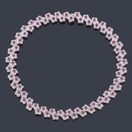 Lote 2285: Collar con motivos florales cuajados de brillantes de aprox. 3,80 ct en total y rubíes talla redonda de aprox. 8,00 ct en total.