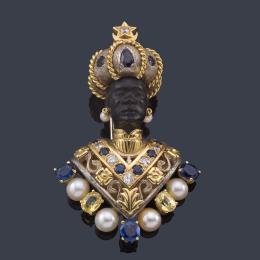 Lote 2294: Broche  'Moretto' con zafiros talla oval, perlas, brillantes y ébano realizado en montura de oro amarillo de 18K.