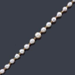 Lote 2295: LUIS GIL
Collar con hilo de perlas australianas barrocas de aprox. 10,63 - 14,27 mm intercalado con motivos circulares con zafiros en oro amarillo de 18K.