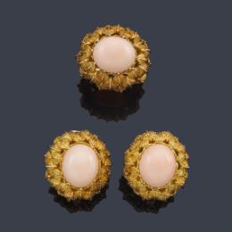 Lote 2297: Pendientes y anillo con cabujones de coral 'piel de ángel' sobre diseño vegetal cincelado en oro amarillo de 18K.