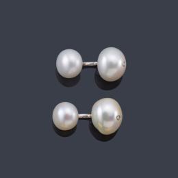 Lote 2299: Gemelos con cuatro perlas y brillantitos en montura de oro blanco de 18K.