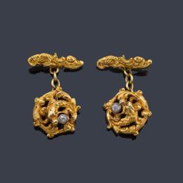 Lote 2301: Gemelos modernistas con motivo central de dragones con un diamante talla antigua, en montura de oro amarillo de 18K. Circa 1900.