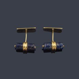 Lote 2302: FERRÁN
Gemelos con pareja de piezas tubulares de lapislázuli sobre montura de oro amarillo de 18K.