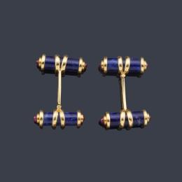 Lote 2310: Gemelos con diseño tubular realizado con lapislázuli y rubíes talla cabujón en ambos extremos.