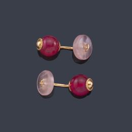 Lote 2311: Gemelos con motivo en forma de botón en cuarzo rosa y cuenta esférica de ágata.