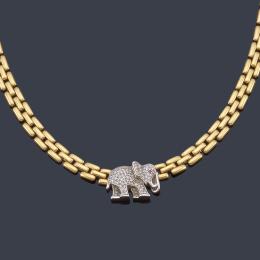 Lote 2315: Collar con motivo central de elefante cuajado de brillantes en montura de oro blanco y cadena en oro amarillo de 18K.