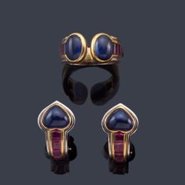 Lote 2317: Pendientes cortos y anillo con zafiros talla cabujón y corazón con banda de rubíes calibrados.