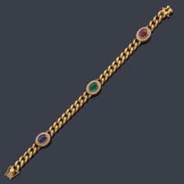 Lote 2319: Pulsera con esmeralda, rubí y zafiro talla cabujón con orla de brillantes realizada en oro amarillo de 18K.