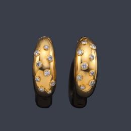 Lote 2323: GREGORY
Pendientes tipo criolla en oro amarillo de 18 K con diamantes salpicados en chatón.