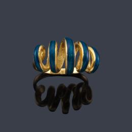 Lote 2331: Anillo con diseño de espiral con esmalte azul en montura de oro amarillo de 18K. Años '70.