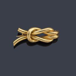 Lote 2334: Broche en forma de nudo marinero en oro amarillo de 18K.