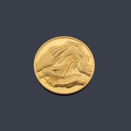 Lote 2803
Moneda conmemorativa Bodas de Plata en oro de 22 K.
Con certificado