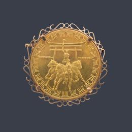 Lote 2810: Moneda conmemorativa Olimpiada Tokio 1964 en de oro 22 K enmarcada en broche de oro de 18 K.