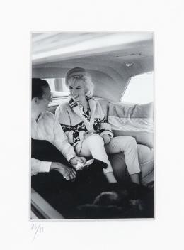 Lote 494: LAWRENCE SCHILLER - Marilyn Monroe & Wally Cox in car