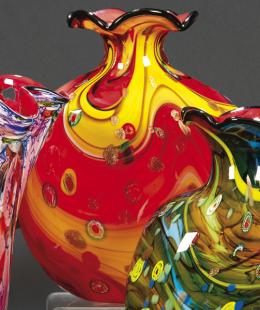Lote 1009: Jarrón de cristal de Murano con boca rizada y cuerpo plano.
Decoración ondulada de rojos y amarillos e inclusión de aventurina.