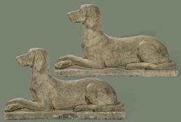 Lote 1026: Pareja de perros tumbados en arenisca para jardín.