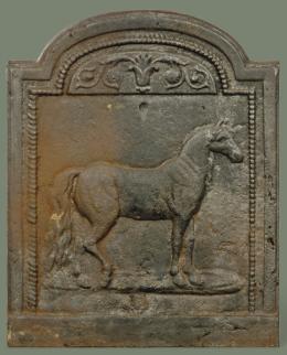 Lote 1034: Pantalla de chimenea en hierro colado S. XVIII.
Con un caballo en relieve.