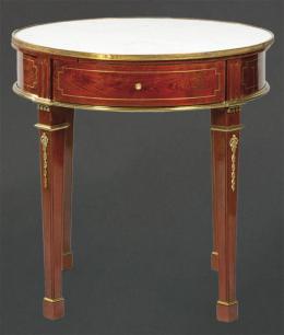 Lote 1038: Mesa auxiliar redonda estilo directorio en madera de caoba, con tapa de mármol blanco y aplicaciones de bronce.
S. XX
