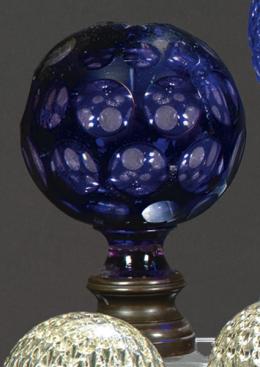 Lote 1040: Remate de escalera esférico de cristal de Bohemia tallado y parcialmente esmaltado en azul, pp. S. XX.