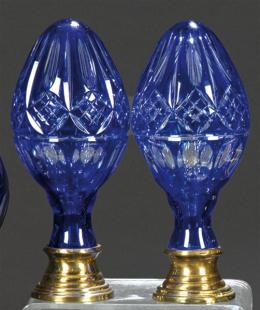 Lote 1041: Pareja de remates de escalera en cristal de Bohemia tallado y parcialmente esmaltado en azul cobalto pp. S. XX.