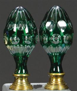 Lote 1044: Pareja de remates de escalera en cristal de Bohemia tallado y parcialmente esmaltado en verde pp. S. XX.
