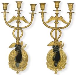 Lote 1051: Pareja de apliques estilo Imperio de bronce dorado y pavonado S. XX.