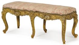 Lote 1063: Banqueta Luis XV en madera de haya, tallada y dorada, con decoración color salmón y beige de época posterior.
Francia, mediados S. XVIII
