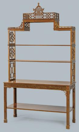 Lote 1068: Mueble estantería estilo Chippendale en madera de caoba de dos cuerpos: inferior compuesto por mesa con nivel inferior y superior de tres niveles con tracerías caladas y remate de pagoda. Estampillado F. VICENTE