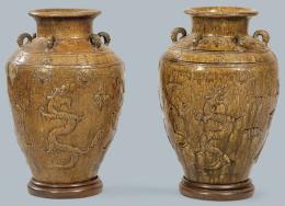 Lote 1069: Pareja de jarrones chinos con vidriado marrón y decoraciones en relieve