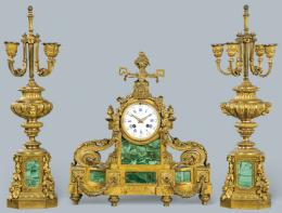 Lote 1074: Reloj de sobremesa con guarnición estilo Luis XVI en bronce y malaquita. Sobre un basamento poligonal se situa la esfera del reloj firmada RAINGO FRES