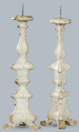 Lote 1083: Pareja de hacheros de madera tallada, pintada en blanco y corleada, Italia S. XVIII.