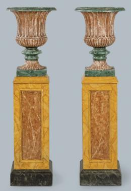 Lote 1086
Pareja de copas tipo Medici en hierro colado para jardín con peanas de madera marmorizadas.